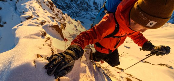 Skitourengeher in steilem Gelände Skitourengeher in steilem Gelände