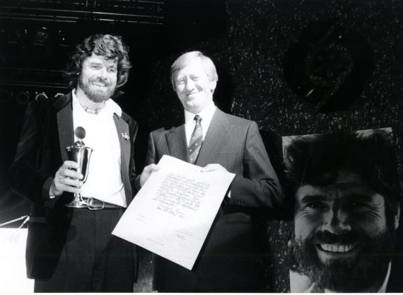 Reinhold Messer mit dem ISPO Pokal Reinhold Messner (l.) bekam 1989 den ISPO Pokal vom damaligen Staatsminister Hans Zehetmair übergeben.