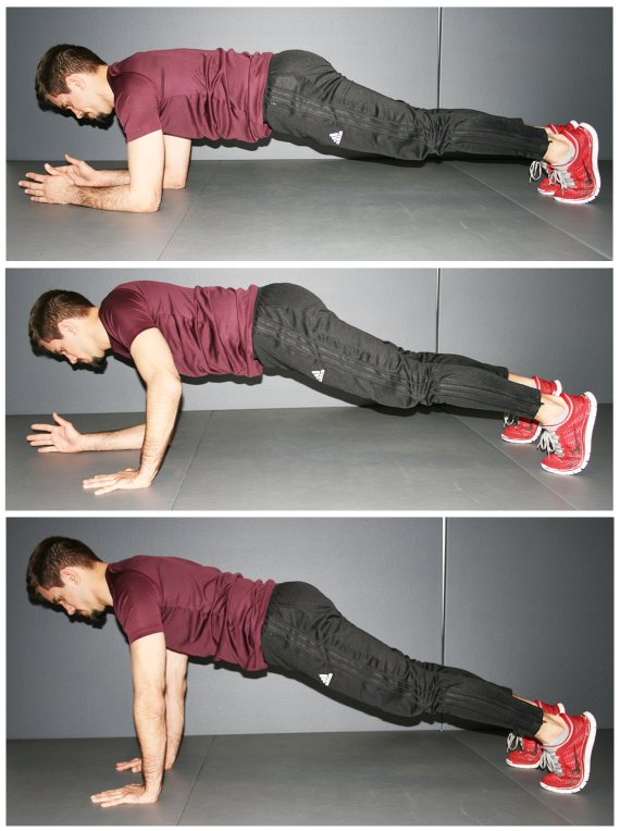 HIIT Übungen: Plank Trainer führt Plank vor