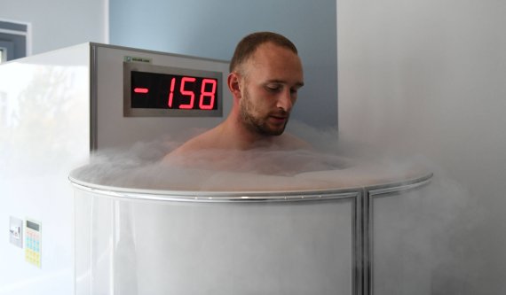 The body is exposed to temperatures of up to minus 150 degrees Celsius for two to three minutes. Fast regeneration and a lasting feeling of freshness are the result. The body is exposed to temperatures of up to minus 150 degrees Celsius for two to three minutes. Fast regeneration and a lasting feeling of freshness are the result.