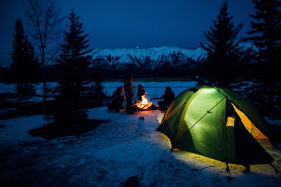 Vor mehr als 40 Jahren entstand am Lagerfeuer die Idee von Jack Wolfskin – an diesen Geist will die Marke wieder anknüpfen. Beleuchtete Zelte bei Nacht