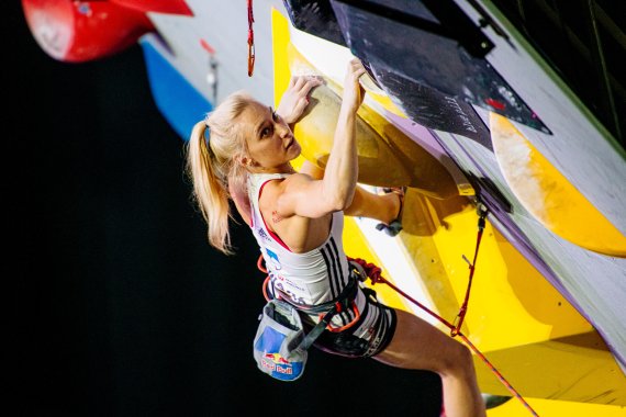 Die Boulderhalle: Ein guter Ort zum üben Frau in der Boulderhalle