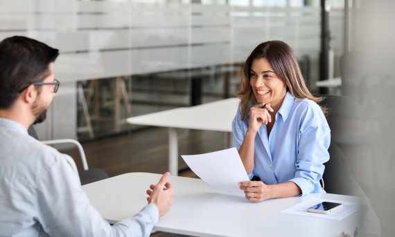 Dos personas realizan una entrevista de trabajo