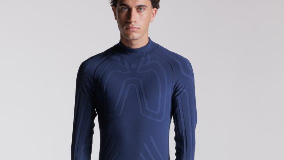 112824_X-Bionic HeatLoop Longsleeve Shirt_Shirt Person mit blauem Shirt