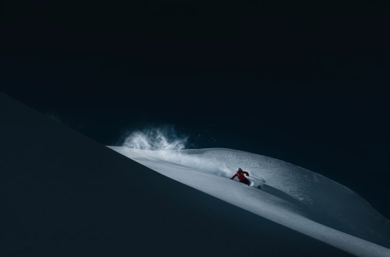112624_9 Lösungen für den Klimaschutz _Atomic Person fährt Ski bei Nacht