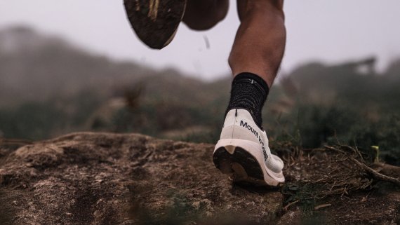 112524_T1 by Mount to Coast T1_CloseUp Closeup auf Schuhe beim Run