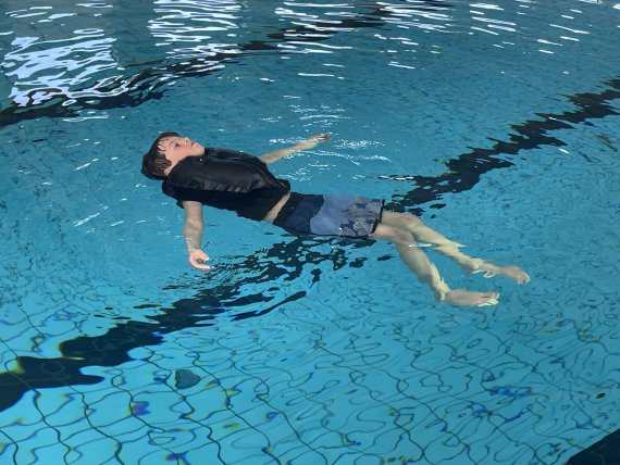 112124_Intelligente Rettungsschwimmbekleidung von Swöm_Pool Kind mit Rettungswasserbekleidung im Pool