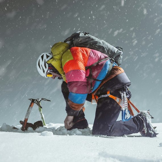 241122_Gewinner des ISPO Award 2024: Das Watusi Hooded Expedition Down Jacket von BLACKYAK
