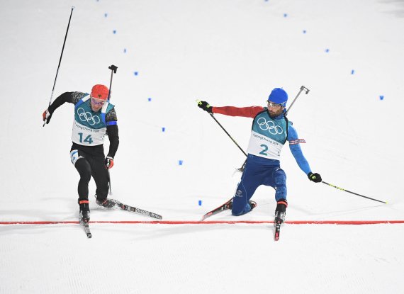 The photo finish decides: Only one foot tip separates Simon Schempp (l.) from the gold medal. At the end of the mass start over 15 kilometres Martin Fourcade is 18 thousandths of a second faster (or 14 centimetres ahead) - and Olympic Champion. The photo finish decides: Only one foot tip separates Simon Schempp (l.) from the gold medal. At the end of the mass start over 15 kilometres Martin Fourcade is 18 thousandths of a second faster (or 14 centimetres ahead) - and Olympic Champion.