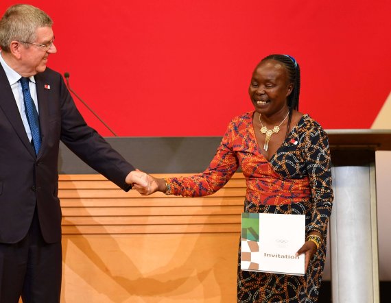 Tegla Loroupe (hier mit IOC-Präsident Thomas Bach) war als Chef de Mission des Refugee Teams auch an den Olympischen Spielen in Tokio beteiligt Tegla Loroupe (hier mit IOC-Präsident Thomas Bach) war als Chef de Mission des Refugee Teams auch an den Olympischen Spielen in Tokio beteiligt