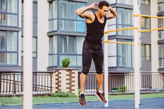 HIIT Übungen: Burpees gehören zu den effizientesten HIIT Übungen Sportler macht die HIIT Übung Burpee