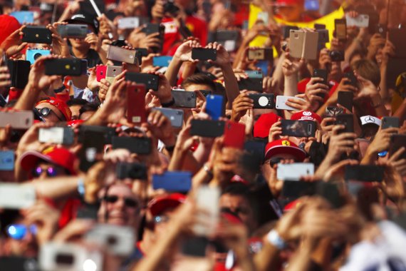 Apps und andere digitale Angebote im Stadion werden von Fans gerne angenommen. Apps und andere digitale Angebote im Stadion werden von Fans gerne angenommen.