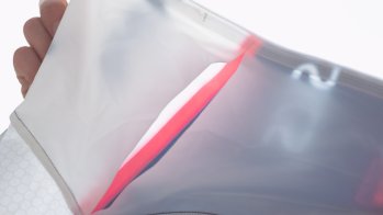Graphene webs were printed on the entire inside of the suit, which ensure that the torso is cooled. Based on the new double pocket system - also on the inside of the suit, which is used for storing ice and beverage bags - the graphene directs the cold to selected areas of the upper body and to the lasts.