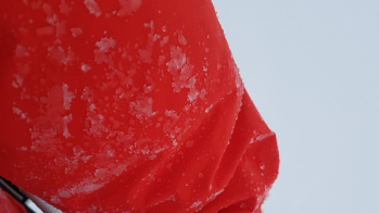 Test area Voss: Snow and water slide down Carlos' test jacket.