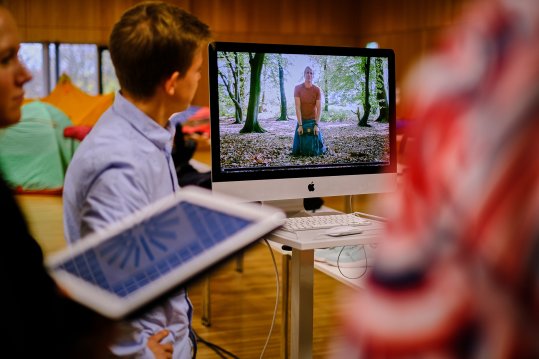 Screening der Bewerbungsvideos Jedes Start-up reicht ein Bewerbungsvideo ein, das von der Jury angesehen und diskutiert wird.