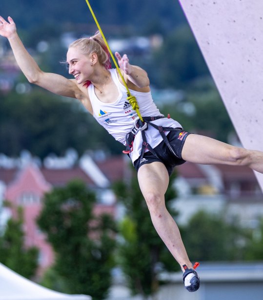 Janja schwing an Seil in der Luft