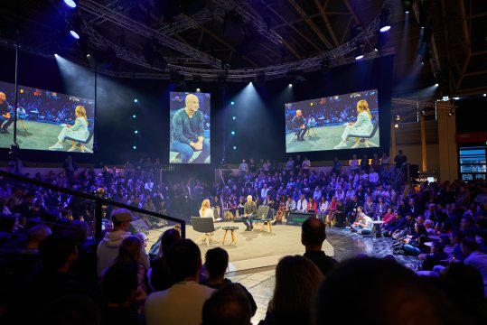 Publikum schaut sich Interview mit Andre Agassi an
